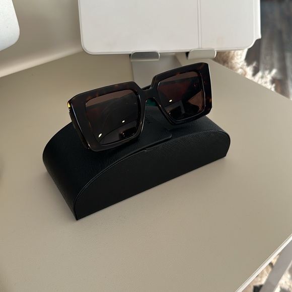 PRADA PR23YS Wide - high bridge fit Sunglasses - Picture 3 of 9